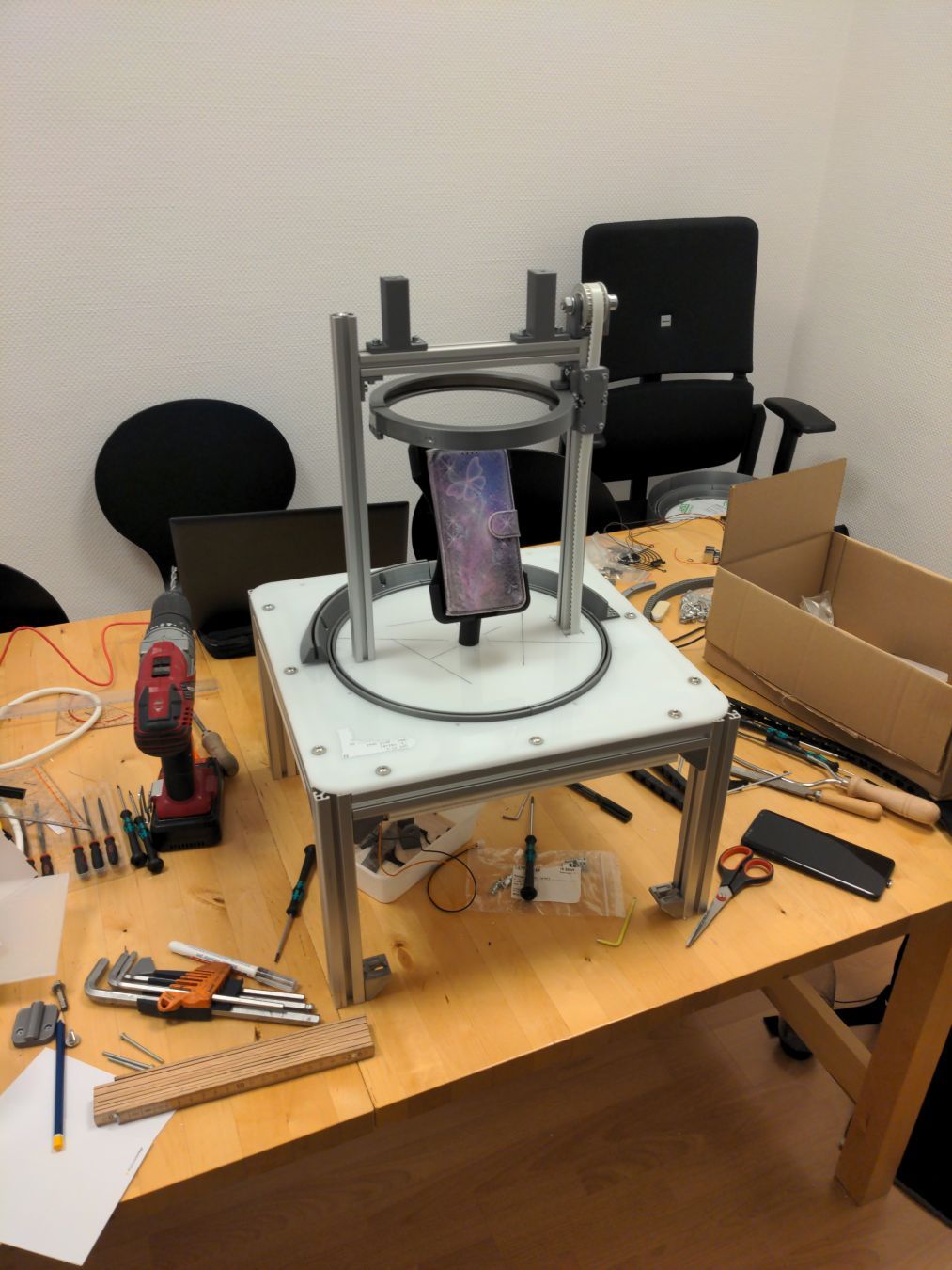 viel Werkzeug und Kram auf einem Tisch. in der Mitte ein Teil des "Chatkontrolle-Prototyps" von Digitalcourage in einem frühen Entwicklungsstadium.