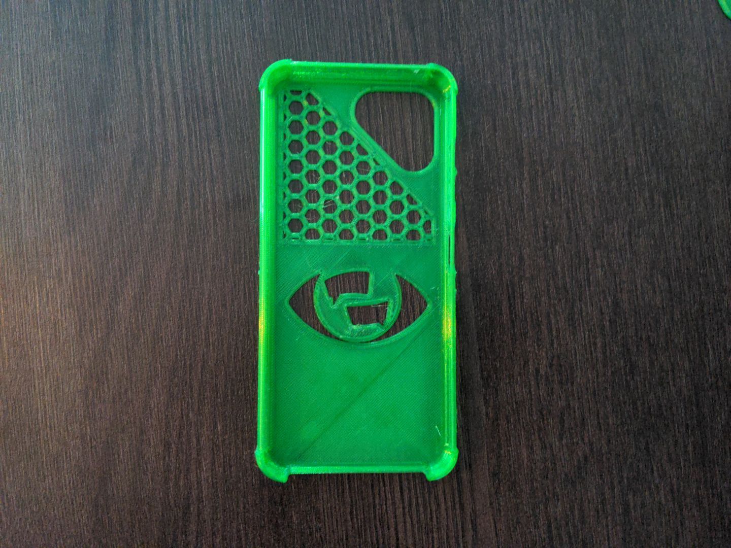 Fairphone Schutzhülle. die Hülle hat unter anderem eine Aussparung in Form des Logos von „ChatkontrolleStoppen!”