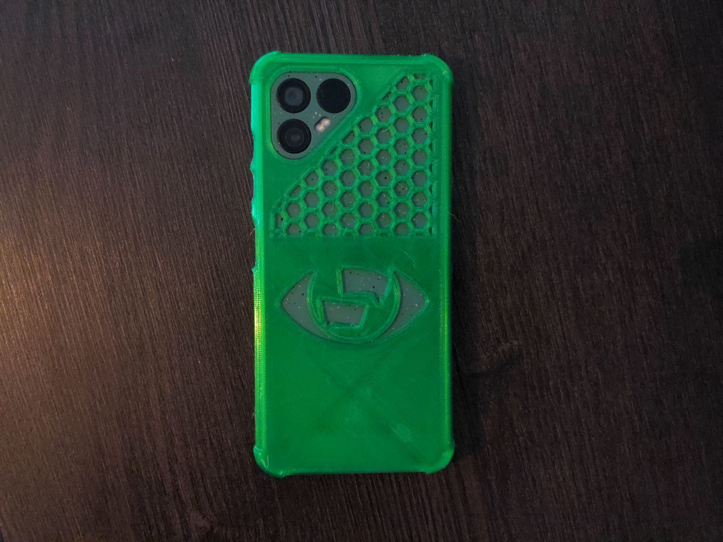 Fairphone mit Schutzhülle. die Hülle hat unter anderem eine Aussparung in Form des Logos von „ChatkontrolleStoppen!”