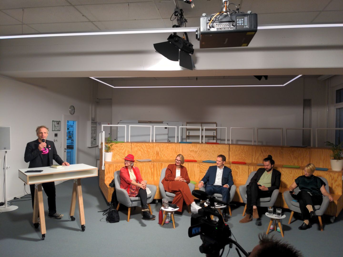 Menschen am Panel beim Diskussionsabend gegen die Chatkontrolle