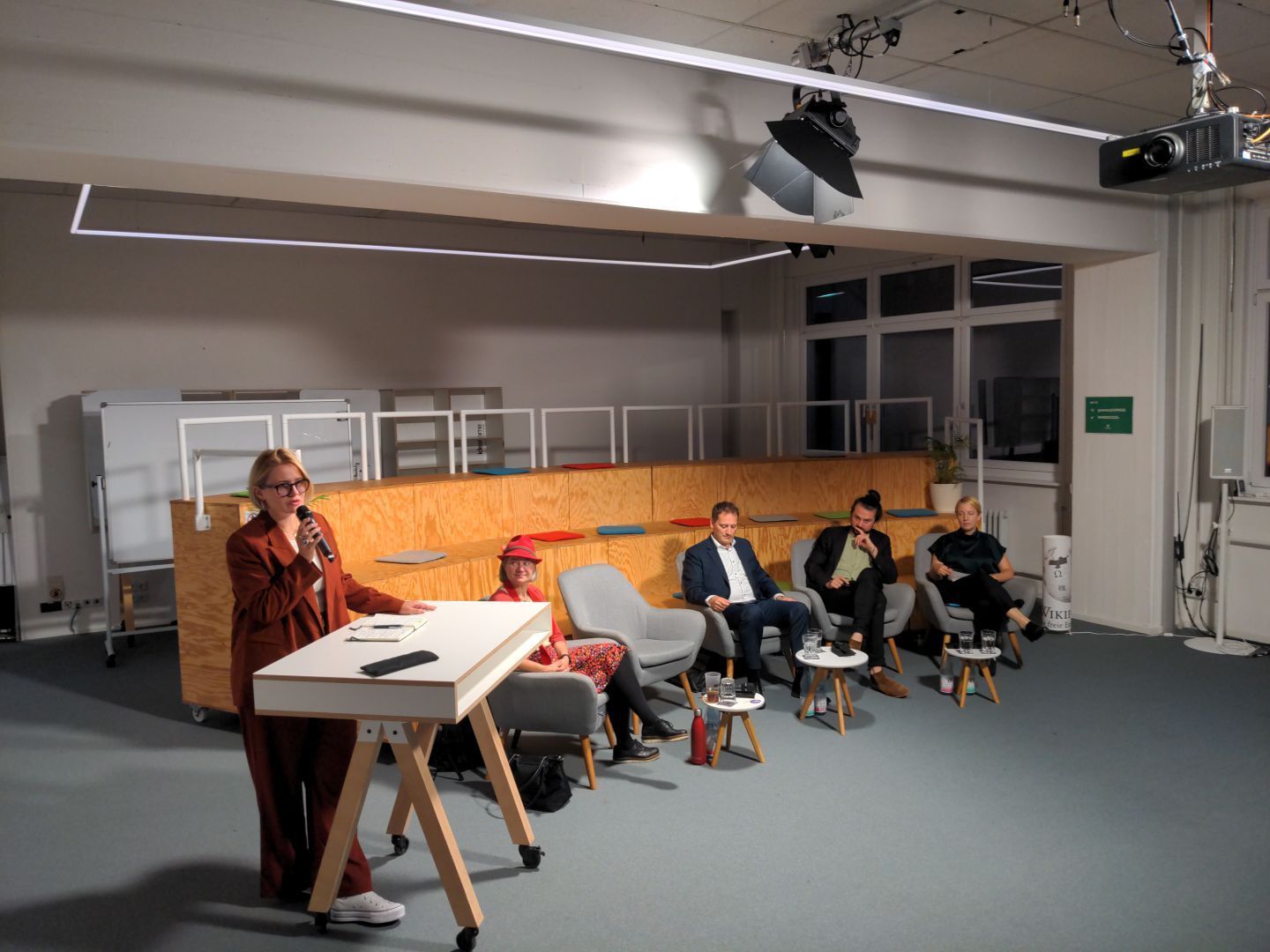 Menschen am Panel beim Diskussionsabend gegen die Chatkontrolle