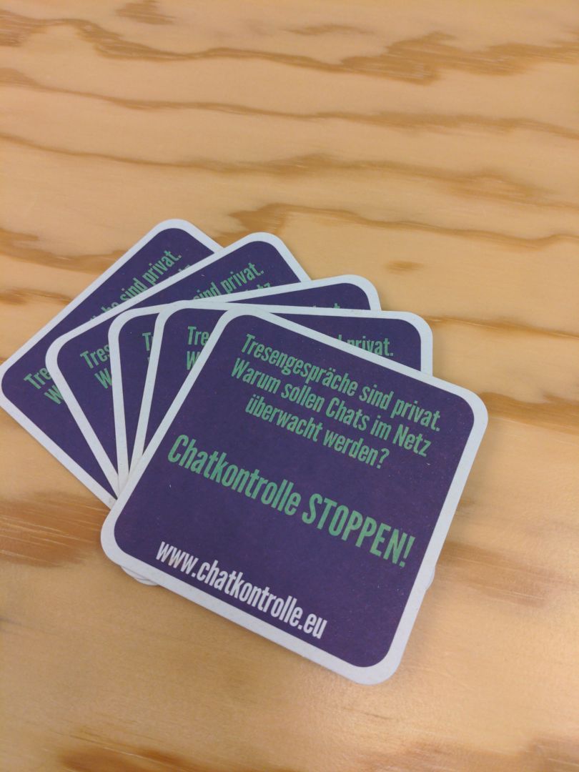 Bierdeckel mit Beschriftung: "Tresengespräche sind privat. Warum sollen Chats im Netz überwacht werden? — Chatkontrolle STOPPEN! — www.chatkontrolle.eu