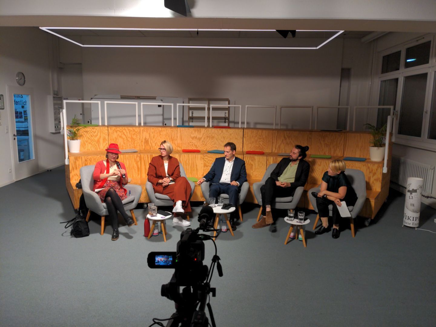 Menschen am Panel beim Diskussionsabend gegen die Chatkontrolle