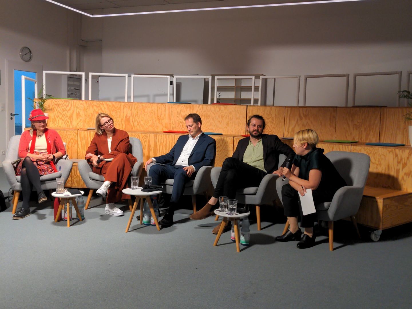 Menschen am Panel beim Diskussionsabend gegen die Chatkontrolle